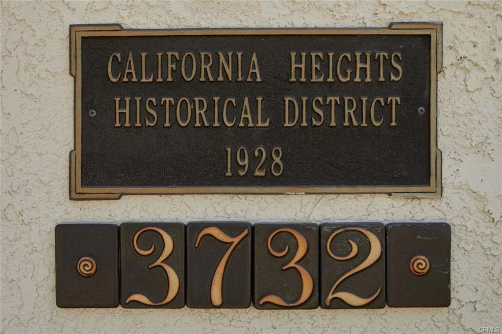 Historic plaque with year 1928 and number 3732